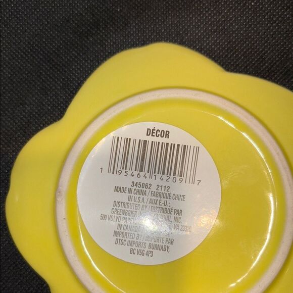 Yellow Flower-Shaped Ceramic Plates - Picture 6 of 6